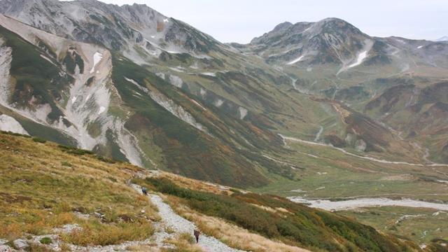 立山の紅葉は日ごとに色づいていってます。